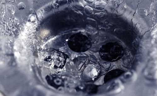 热水|厨房下水道被油污堵住了,不要用热水冲,教你一招通畅无阻