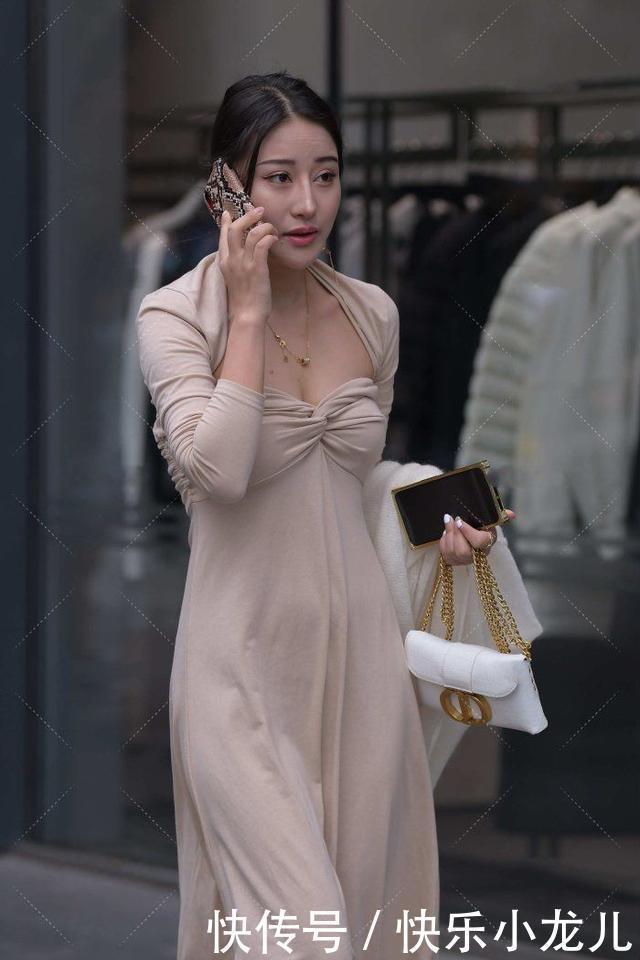 时尚女孩 连衣裙不再过时，搭配“U领设计”，时尚性感又显高