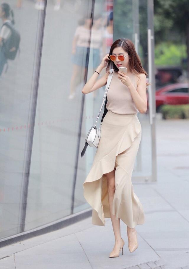 街拍:娇小玲珑的美女,搭配白色热裤,身材精致又有气质