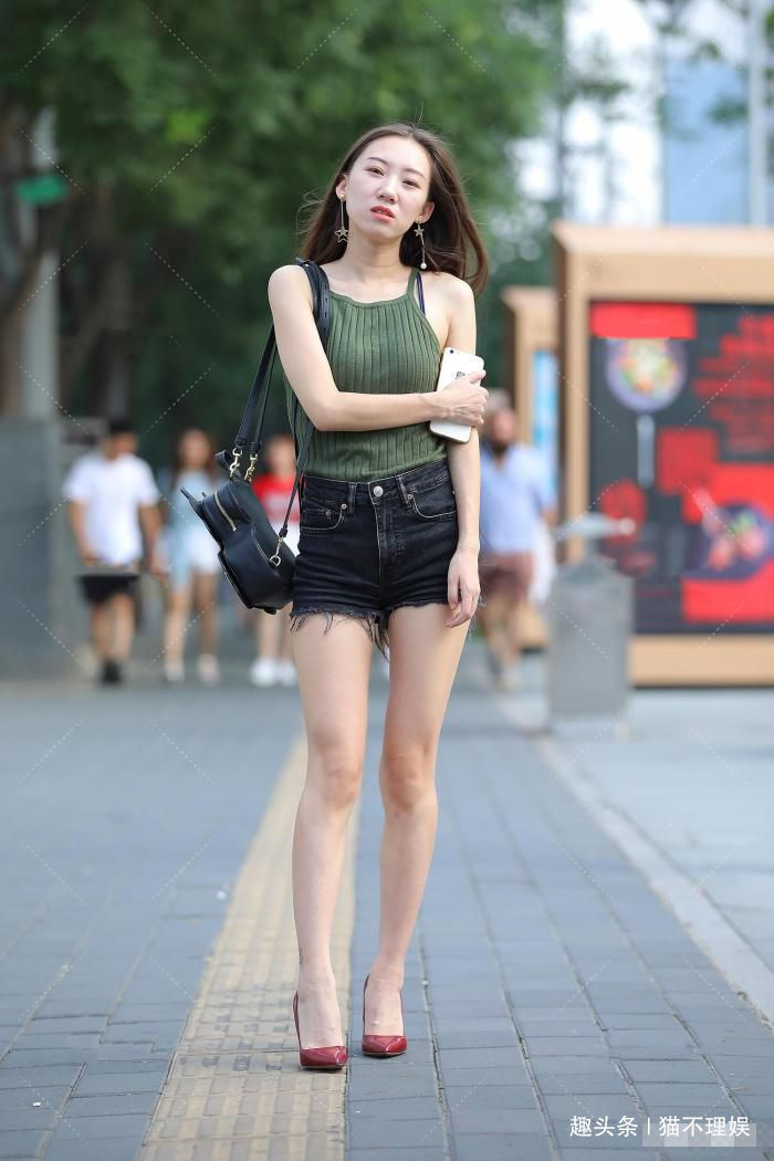 热裤 墨绿吊带针织衣搭配深红细高跟,一般人驾驭不了