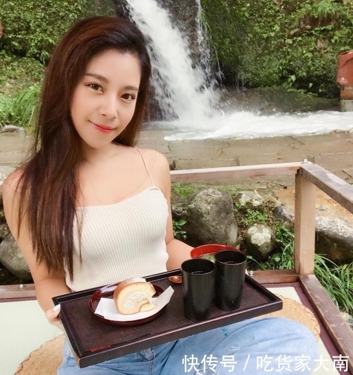 街拍：甜美仙气十足的小姐姐，穿着不尴尬性感不失清纯很漂亮！