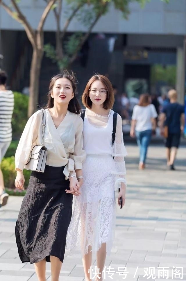 街拍青春靓丽的小姐姐,时尚的打扮,彰显个人气质