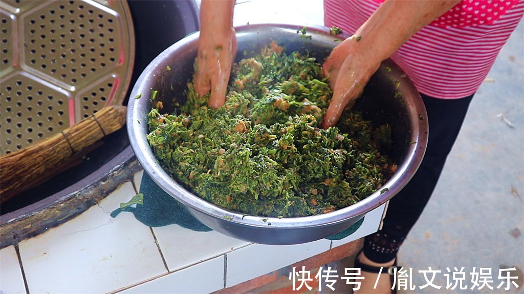 东北人最爱吃蒸野菜包子，放点猪油渣，出锅满院子飘香，吃的过瘾
