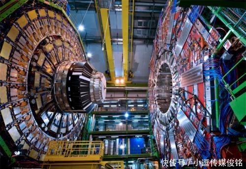 爱因斯坦 未来人类像恐龙一样被灭绝,有没有可能穿越虫洞,拯救自己