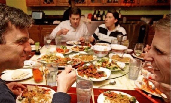  抱怨|外国朋友抱怨中国菜吃不饱,得知他们的吃法,照这样吃能吃饱才怪