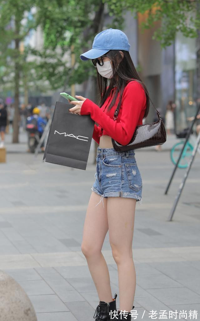 牛仔打底裤|短款牛仔打底裤搭配红色上衣,沉稳优雅穿搭,整洁且有设计感