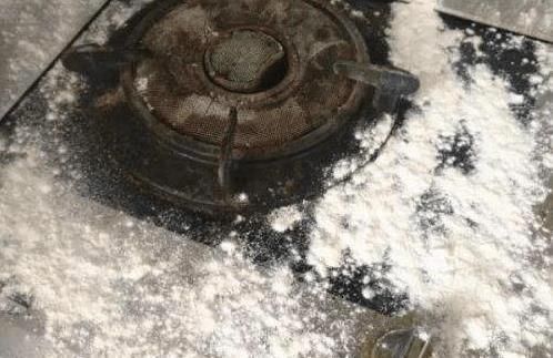 煤气灶|煤气灶越擦越脏10年老保姆教你1招,撒点“它”,洁净如新