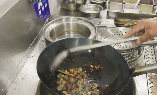 牛肉|20年大厨教你烧牛肉的最好吃做法，牛肉软烂鲜香美味，不腥不柴！