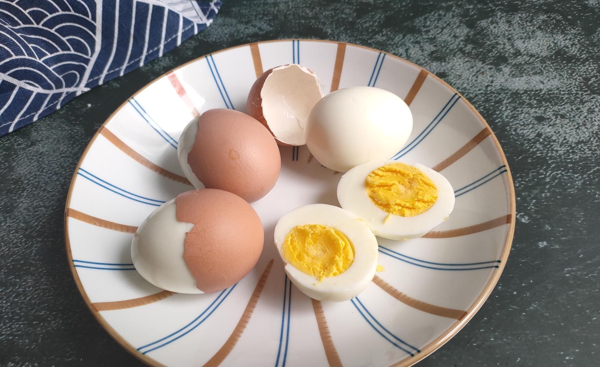 鸡蛋|煮鸡蛋,不要只用清水,水中多加两样,蛋壳一剥就掉,特省事