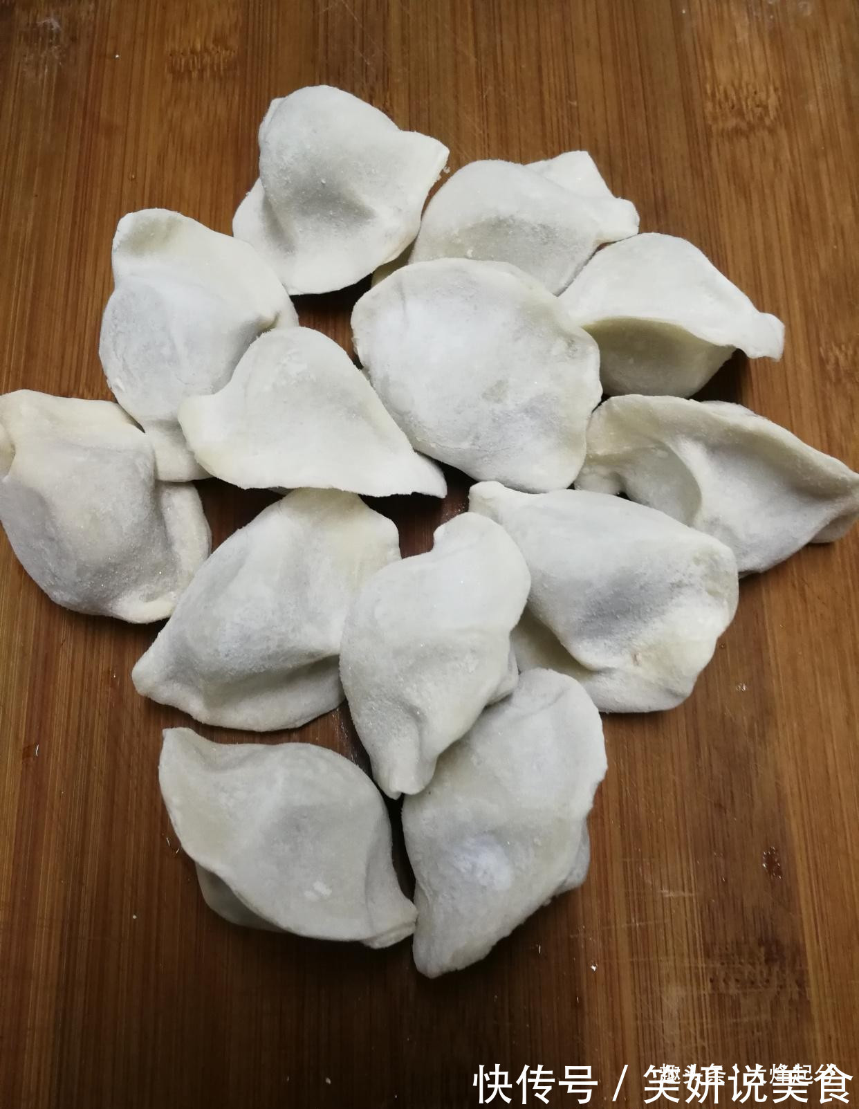 速冻饺子别只用水煮了，教你简单做煎饺，焦脆酥香，好吃有营养