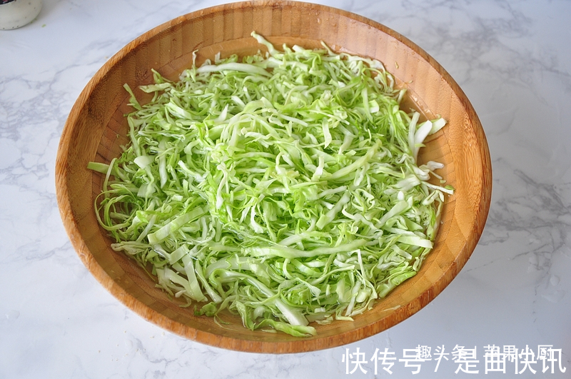 卷心菜|半个卷心菜,一勺芝麻酱,拌一拌当晚餐,我已连吃一周还是很喜欢