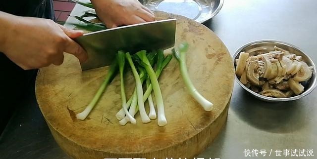 大厨将羊肉加这个一起烧,简单易学,香辣开胃,好吃停不住嘴!