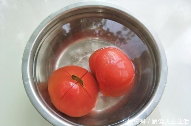 西红柿|凉拌西红柿,只知道放糖就错了,难怪西红柿不出汤,大厨这样做