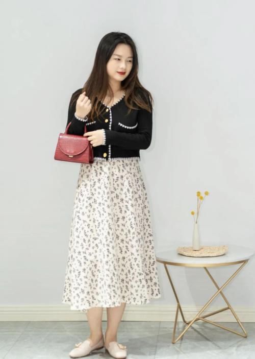 裙子 + 小白鞋，裙子 + 平底鞋，2021巨in组合 ！