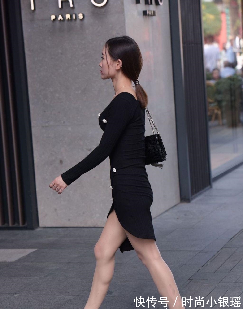 小姐姐|急着上班衣服被“撕烂”,只能用纽扣系起来,心真够大