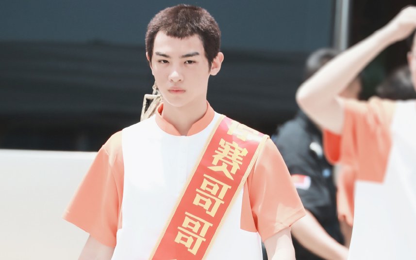  寸头|黄明昊寸头太过硬汉，粉丝不敢认调侃像“一休”，却和小时候一样