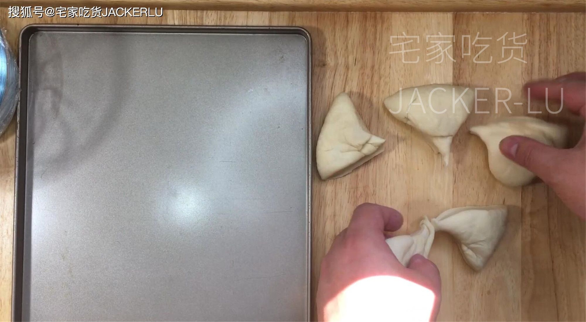 双色吐司面包,牛奶与可可携手共舞,双重味觉享受。