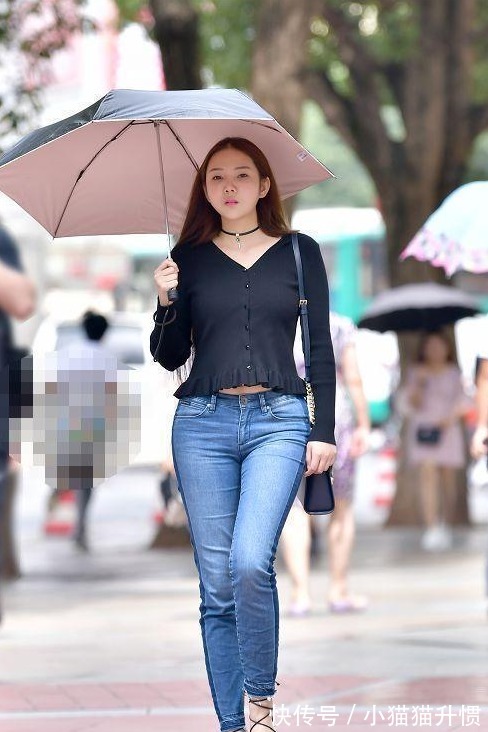 牛仔裤 破洞牛仔裤搭配黑色皮质短靴，时尚靓丽，酷飒有型