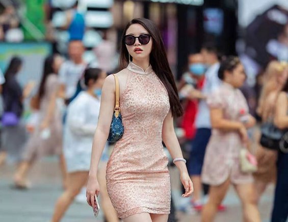 修身版型连衣裙展现好身材，性感十足