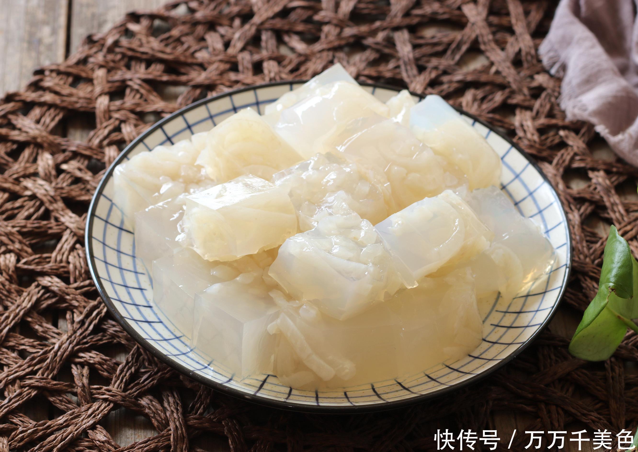 阿胶|女人吃猪蹄吃阿胶,都不如吃它,每天坚持吃几块,滋润皮肤有光泽