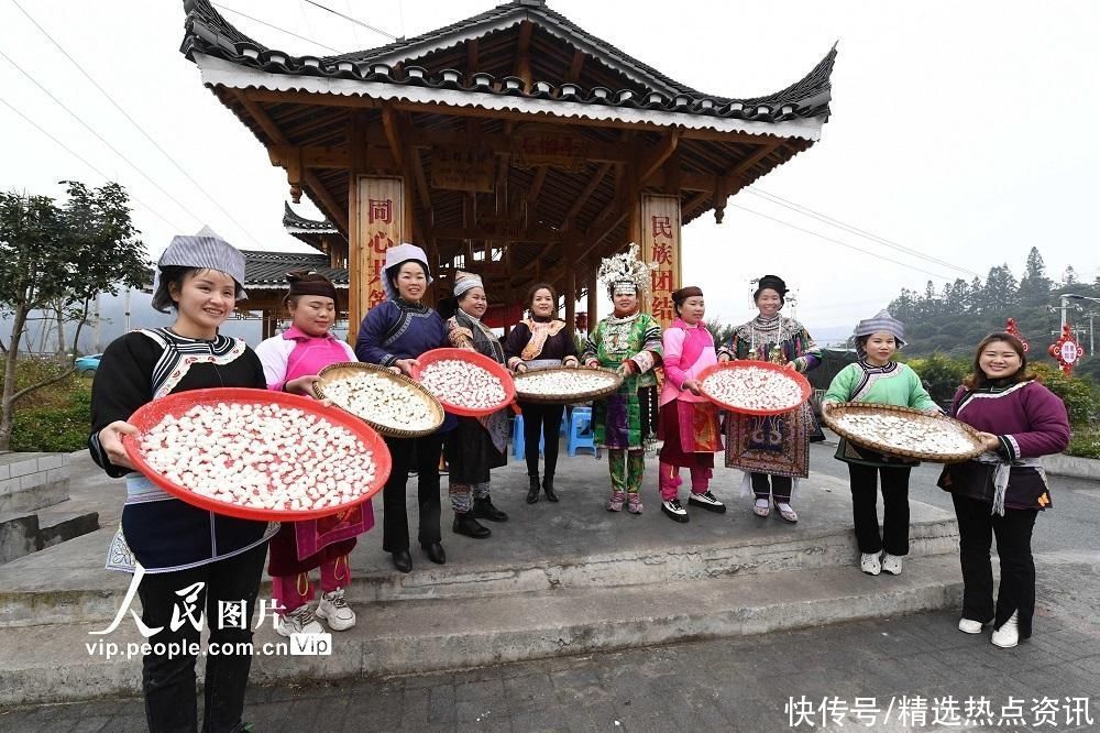 贵州榕江：易地搬迁群众制作汤圆迎元宵