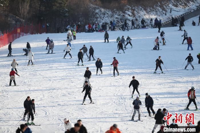 冰雪运动|辽宁滑雪场相继“开板” 滑雪人群更趋年轻化