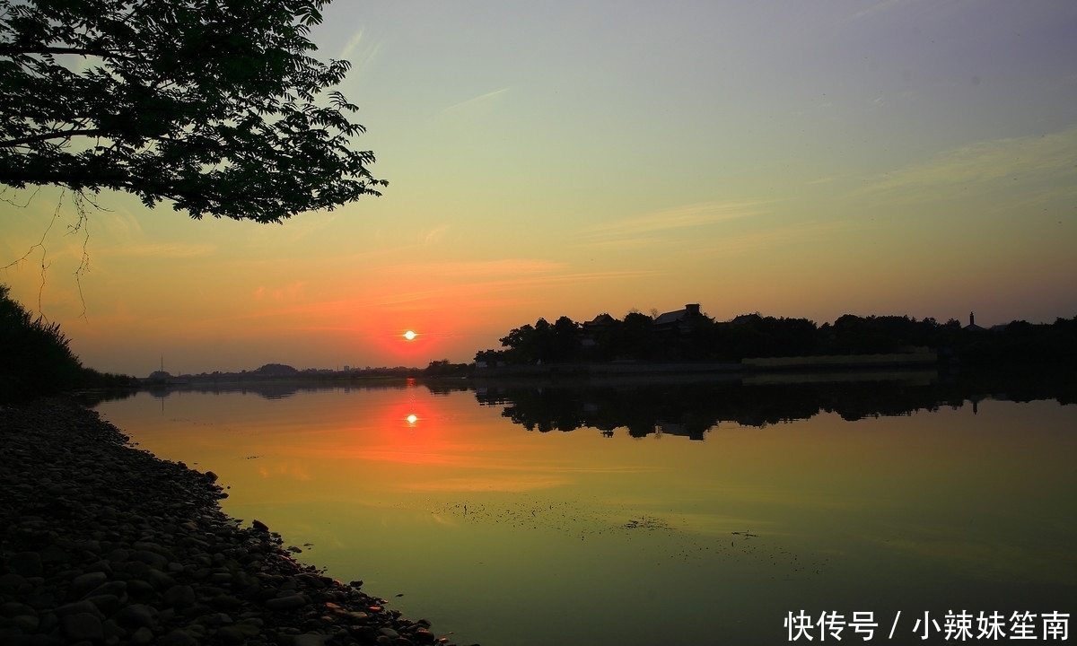 白居易的这首诗，是一幅动人的秋江晚景卷，完美地诠释了诗中有画