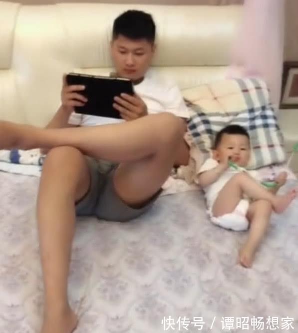 这就是爸爸带孩子的后果,不走寻常路,姿势不愧是爷俩