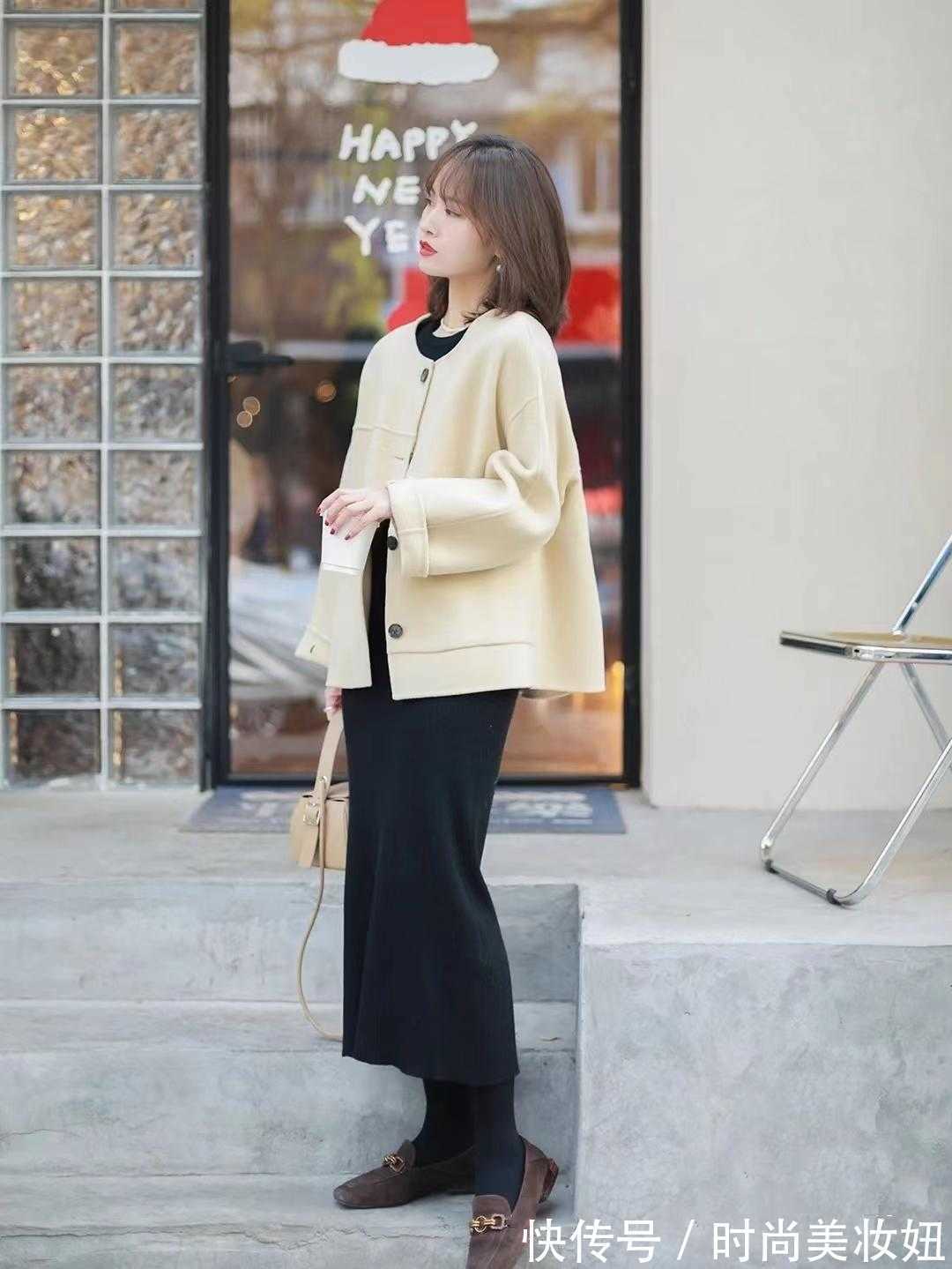 女生们|160的小个子,建议多穿“短外套+半身裙”,显高又提升气质