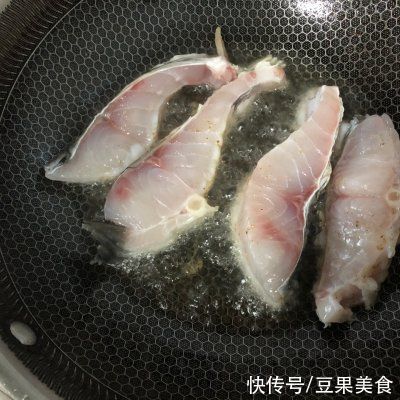 红烧鱼块这样做，不破皮，不腥不柴，肉质鲜嫩