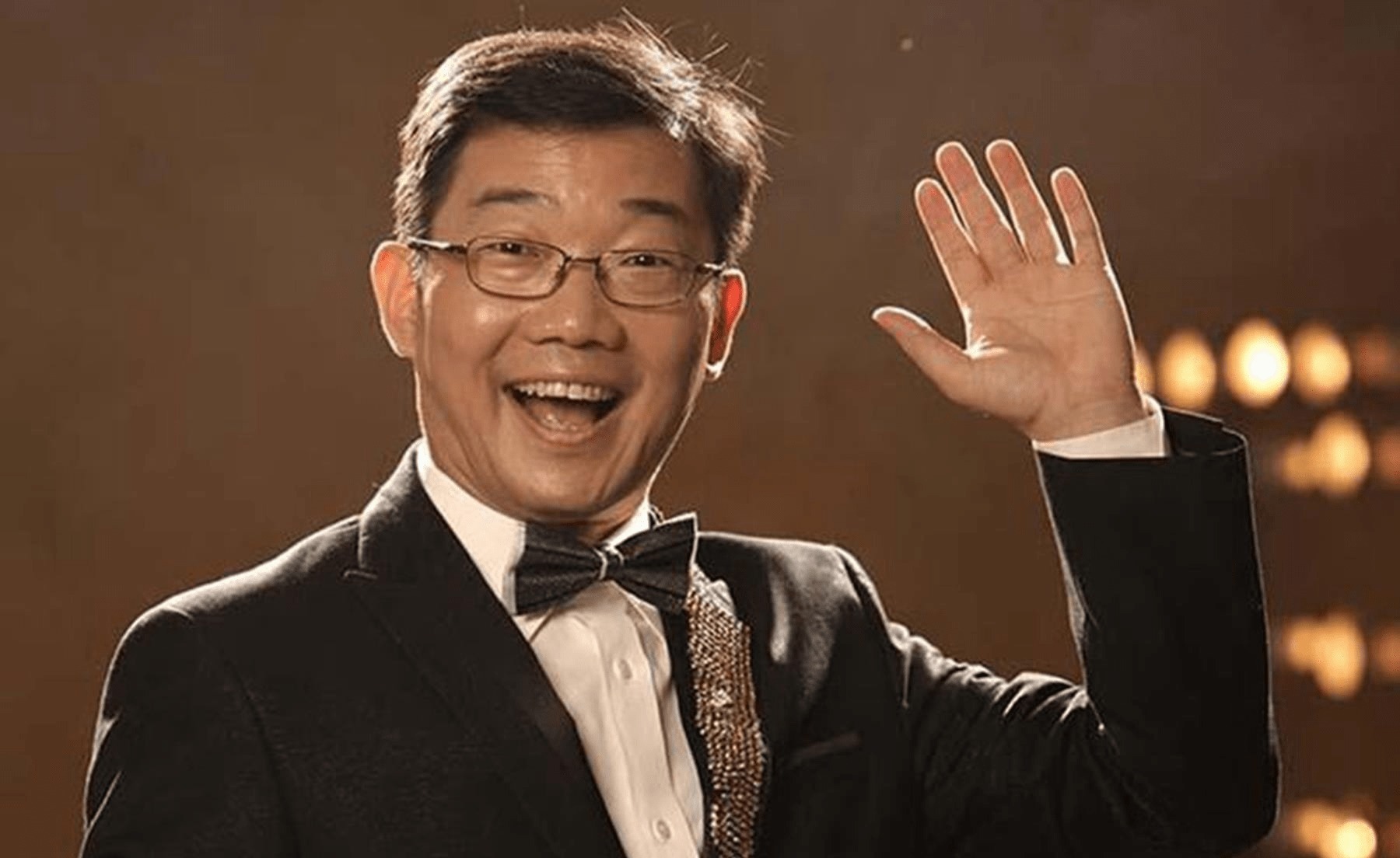 他故意将黄家驹念成“黄家狗”,自以为很幽默,却断送了自己前程