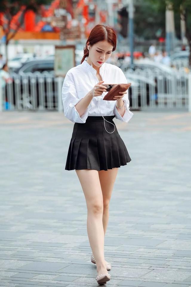 美女|身穿百褶皱裙的美女,红色头发很有个性,尽显时尚美