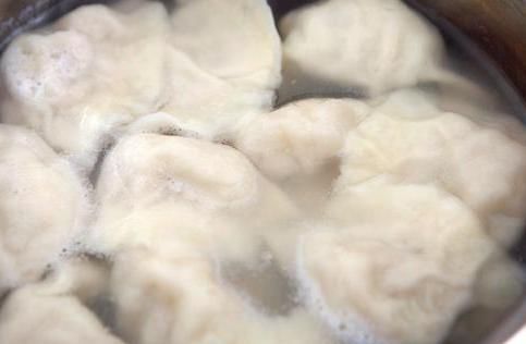 调饺子馅时，记得多加2种水，很多人不懂，难怪饺子不鲜也不香