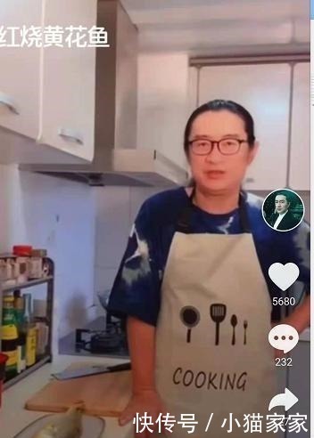 58岁黄安路边摊吃木桶饭!大方分享价格自嘲,曾穷到靠女人吃饭