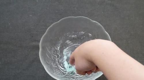 赶紧把牙膏挤到白醋里,真是厉害了,了解一下,学会告诉家里人