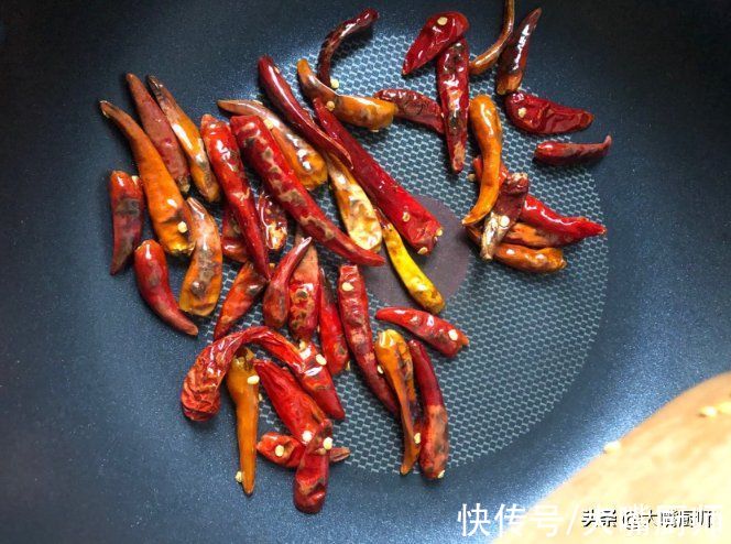 炸辣椒油，最忌直接泼油，教你2个技巧，香辣不发苦，拌啥都好吃