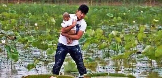 宝宝|宝爸带宝宝去乡下玩，拍了很多照片，宝妈看到照片，不淡定了