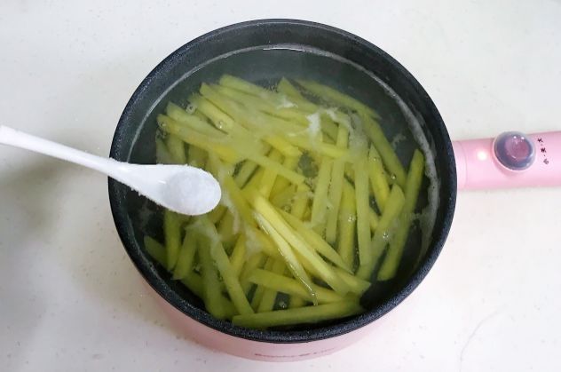 厨师长教你炸薯条，牢记“2料3步”，又香又脆不油腻，比买的好吃