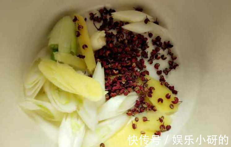 炸藕丸子,记住两个窍门,炸好后又香又酥,直接吃或者炖菜都不错