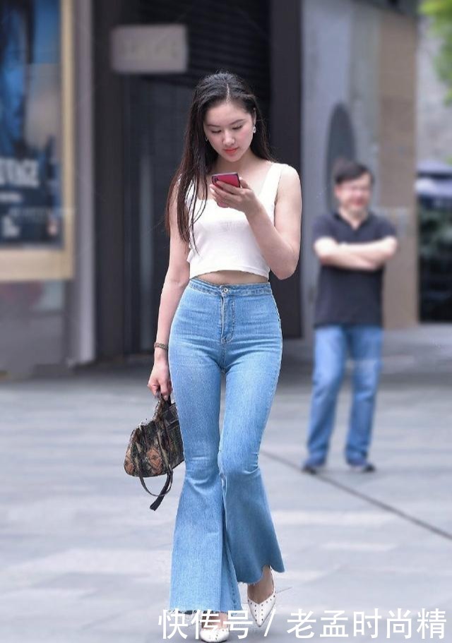 休闲|街拍:选用百搭牛仔裤,轻而易举地打造时尚休闲风,让青春展现不同的美丽