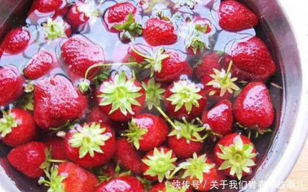 洗草莓,不能只用清水,多加2样,不破皮无污染,洗得又快又干净