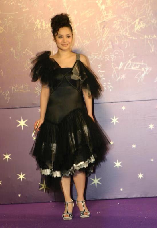 阿娇气质全开,穿黑色吊带连衣裙超洋气,发型有点浮夸,但很吸睛