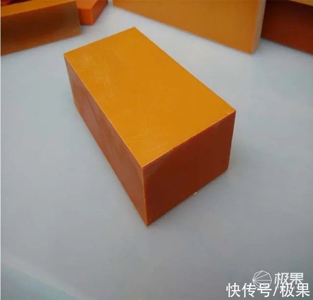 urwerk 钢铁侠「专用」手表最终版发布!功能复杂,造型奇特