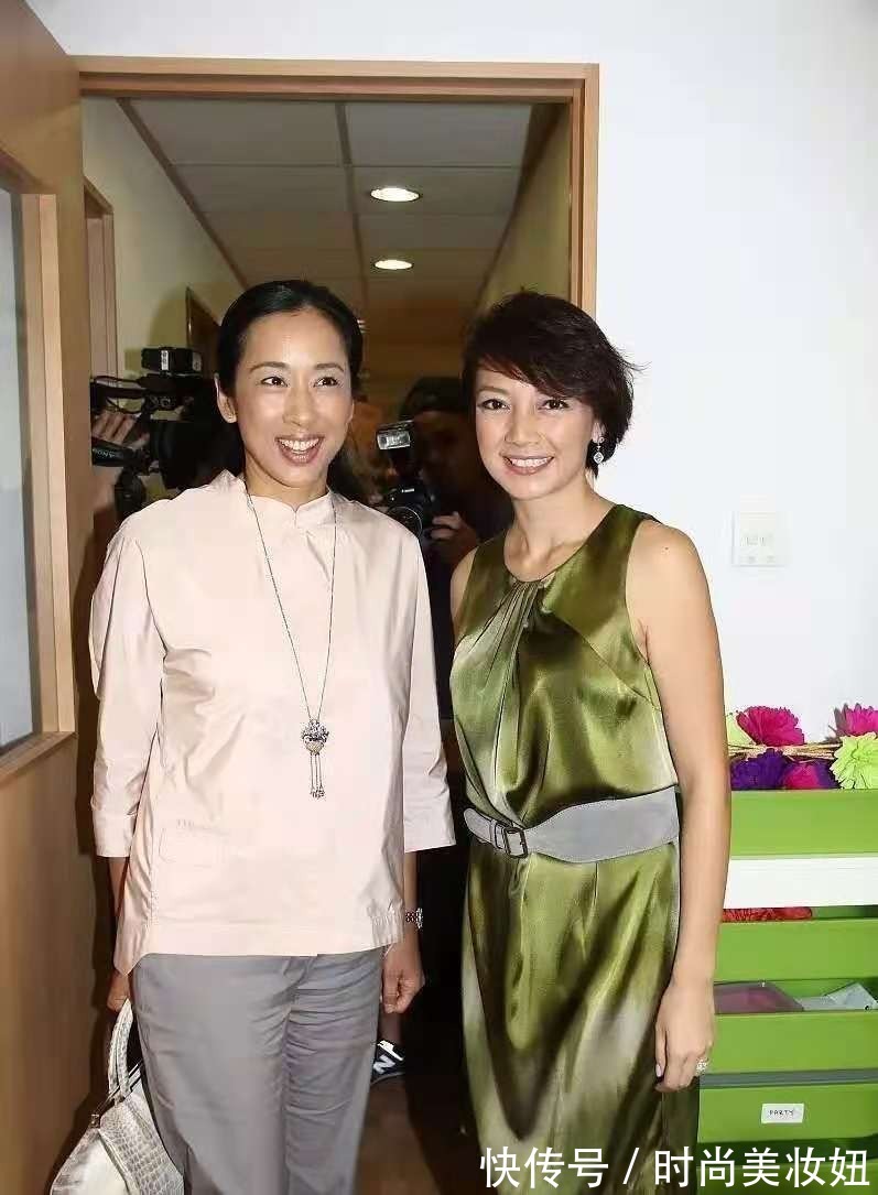 贵妇|朱玲玲真是优雅到骨子里,穿衬衫配9分裤亮相,贵妇气质藏不住