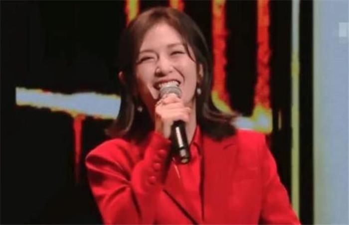 谢娜上央视主持节目,不顾形象当众脱鞋跳舞,网友:没素质