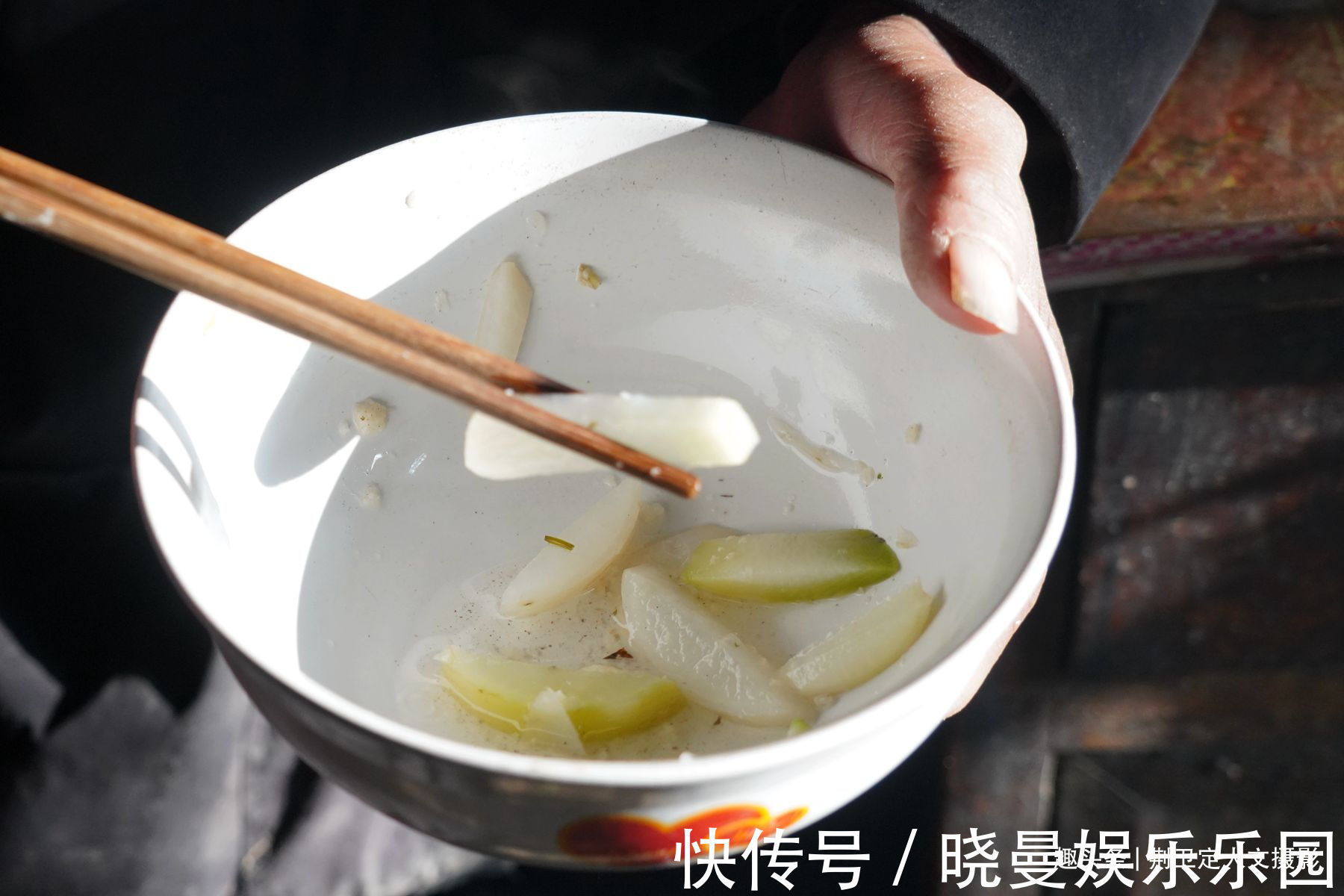 山洞!6旬农民痴迷周易八卦,独居山洞修炼养生30多年,看活成啥样