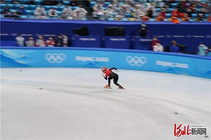 孙龙|组图｜短道速滑男子1500米接力A组决赛在首都体育馆举行，孙龙在比赛中不慎摔倒