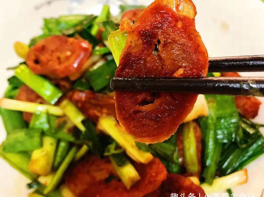 炒腊肠，直接下锅炒不好吃，大厨：多加1步，腊肠香味醇厚口感好