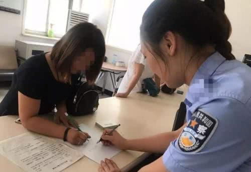 胡女士|爸爸姓“闪”,随口给双胞胎取了名字,上户口时工作人员笑得前俯后仰