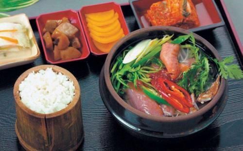 日本|日本“奇葩”饮食方式,米饭搭配着面条吃,网友不怕噎着吗